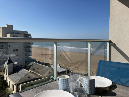 Elle comprend un balcon offrant une vue sur la plage. dans l'établissement GREEMENT SAINT GILLES CROIX DE VIE, à Saint-Gilles-Croix-de-Vie