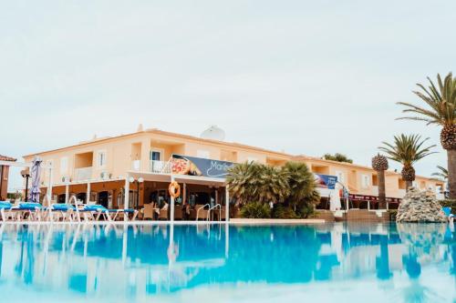 Bazén v ubytování Apartamentos Maribel nebo v jeho okolí