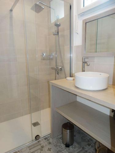 une salle de bain avec un lavabo et une douche dans l'établissement Oasis, à Saint-Gilles-Croix-de-Vie