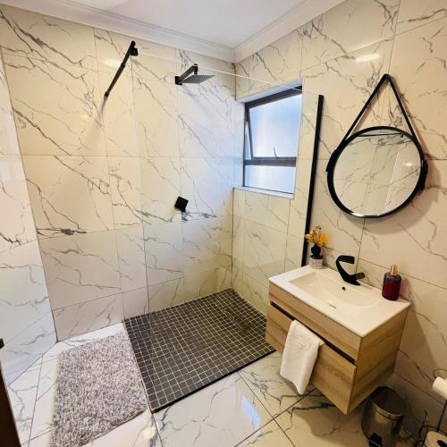 Ένα μπάνιο στο Cheerful 3-bed home with power backup