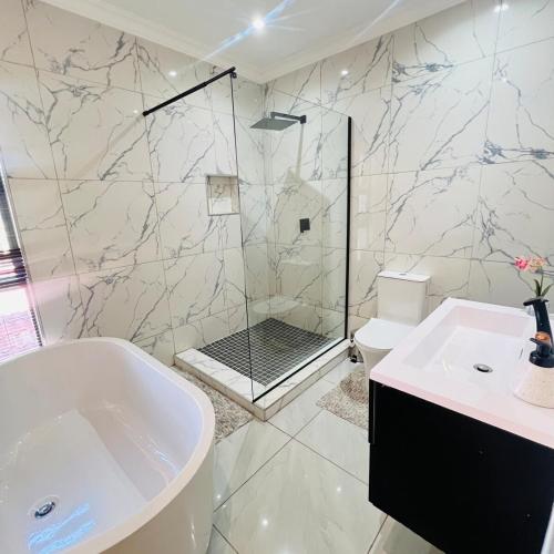 Ένα μπάνιο στο Cheerful 3-bed home with power backup