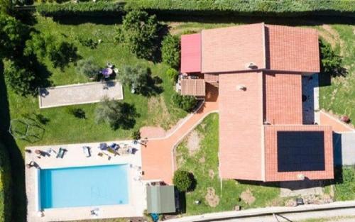 une vue aérienne d'une maison avec piscine dans l'établissement Appartement indépendent dans villa au cœur du Var, à Gonfaron