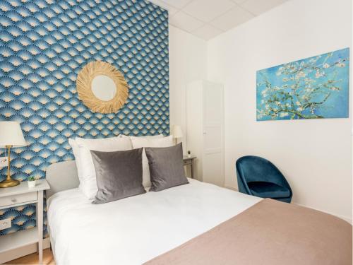 une chambre avec un lit et un mur bleu dans l'établissement Merveil - Family Suite - Marais - Martin III, à Paris