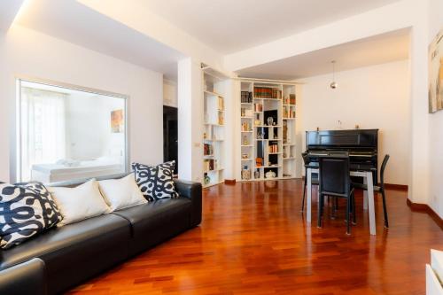 Romano Apartments - " Wood & Harmonies " - Luxury apartment right next to the METRO