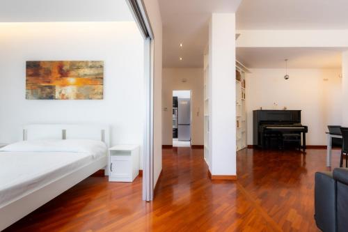 Romano Apartments - " Wood & Harmonies " - Luxury apartment right next to the METRO