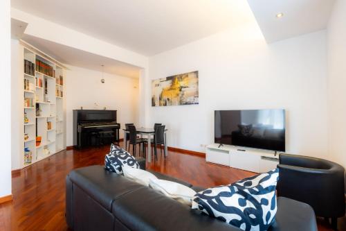 Romano Apartments - " Wood & Harmonies " - Luxury apartment right next to the METRO