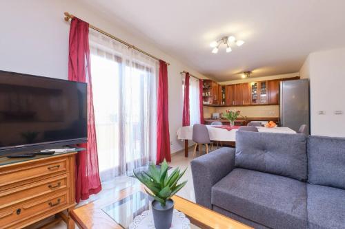 Televisyen dan/atau pusat hiburan di Apartment Dino 1