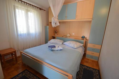 Ένα ή περισσότερα κρεβάτια σε δωμάτιο στο Franka 1 Apartment with terrace near the Beach, Artatore Mali Lošinj