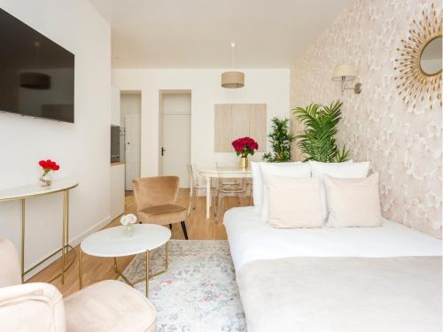un salon avec un canapé blanc et une table dans l'établissement Merveil - Family Suite - Marais - Martin IV, à Paris