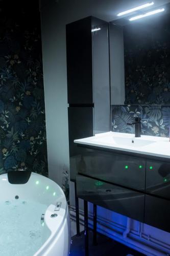 Vue exceptionnelle, Baignoire balnéo, Climatisation, Parking payant