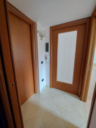 an empty hallway with a door and a tile floor at Rita's House in Bivona