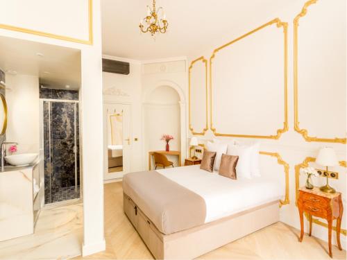 - une chambre avec un lit et une salle de bains dans l'établissement Merveil - Luxury Suite - Louvre - Therese, à Paris