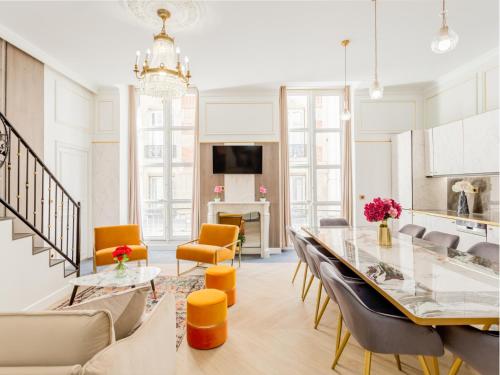 une salle à manger et un salon avec une table et des chaises dans l'établissement Merveil - Luxury Suite - Louvre - Therese, à Paris