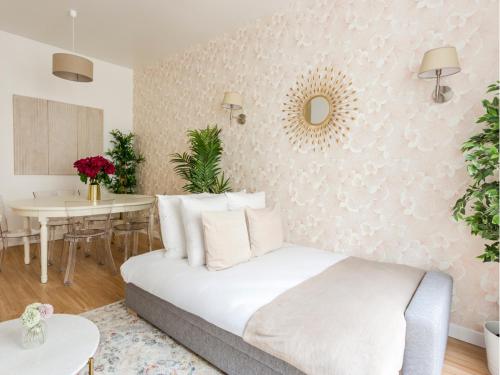 un salon avec un canapé et une table dans l'établissement Merveil - Family Suite - Marais - Martin IV, à Paris