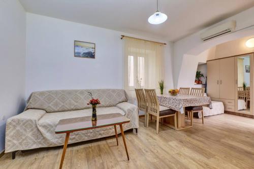 Apartment Dani 1 cozy stay with balcony & city view