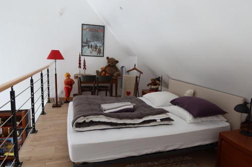 - une chambre avec un lit, une table et un escalier dans l'établissement Petite Maison bord de mer, à Pornichet