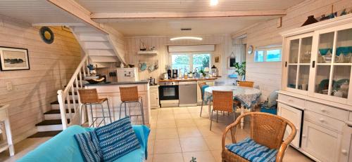 - une cuisine et une salle à manger dans une petite maison dans l'établissement Maison à St Cado avec vue sur la Ria, à Belz