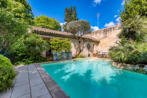 une piscine dans la cour d'une maison dans l'établissement Villa - Oasis centre charme, à Montpellier