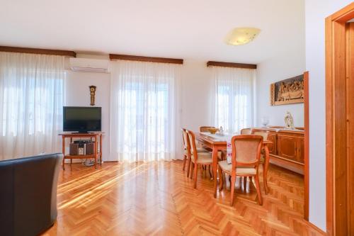 Apartments Katarina with Sea View and Private Boat Berth, Mali Lošinj