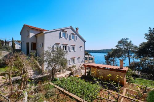 Apartments Katarina with Sea View and Private Boat Berth, Mali Lošinj