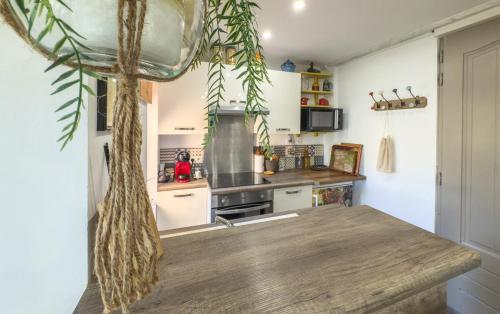 une cuisine avec un comptoir en bois dans une pièce dans l'établissement Au bord de la rivière-Classé 2 étoiles, à Collobrières