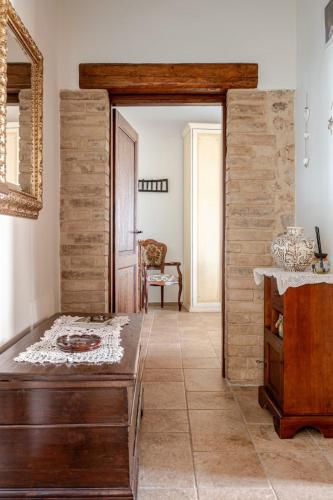 a living room with a table and a mirror at Athena Casa Vacanze in Campello sul Clitunno