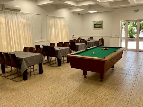 Biliár nebo kulečník v ubytování Hostel Bistrița