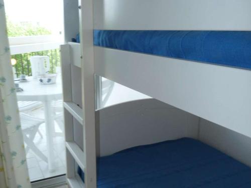 - un lit superposé avec une échelle dans une chambre dans l'établissement Studio Cabine Moderne Proche Plage avec Loggia et Parking Privé - FR-1-328-112, à La Grande Motte