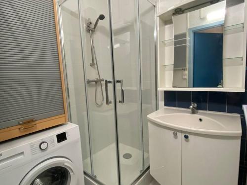 y baño con ducha y lavadora. en T2+cabine, clim, parking privé, 4 pers, Le Barcarès - FR-1-81-430, en Le Barcarès