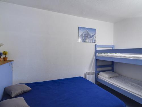 - une chambre avec un lit bleu et des lits superposés dans l'établissement Appartement 8 pers au pied des pistes, La Mongie - FR-1-404-131, à La Mongie