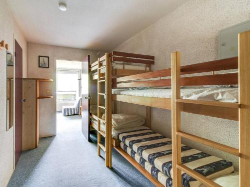 Ce dortoir comprend des lits superposés. dans l'établissement Studio cabine 5 pers, balcon, La Mongie, proche pistes - FR-1-404-147, à La Mongie