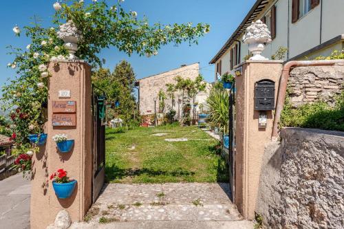 a gate to a yard with potted plants at Athena Casa Vacanze in Campello sul Clitunno