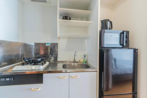 una piccola cucina con lavello e frigorifero di 森下駅徒歩2分 両国 東京スカイツリー直通の快適ステイ Dsx a Tokyo
