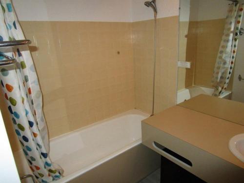 une salle de bain avec une baignoire, un lavabo et une douche dans l'établissement Studio cabine 5 pers avec balcon, au pied des pistes de La Mongie 1800, proche commerces et spa thermal - FR-1-404-2, à La Mongie