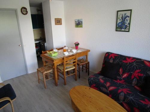 un salon avec une table et un canapé dans l'établissement Studio cabine 5 pers avec balcon, au pied des pistes de La Mongie 1800, proche commerces et spa thermal - FR-1-404-2, à La Mongie