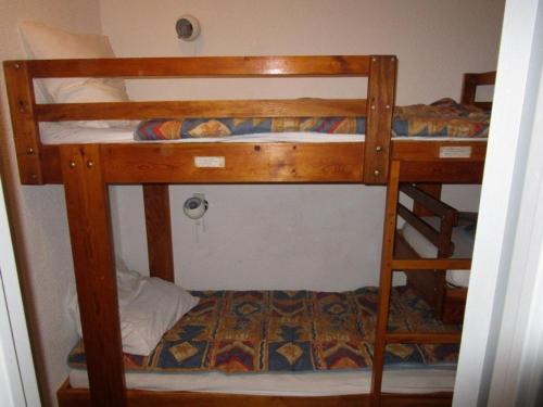 quelques lits superposés dans une chambre dans l'établissement Studio cabine 5 pers avec balcon, au pied des pistes de La Mongie 1800, proche commerces et spa thermal - FR-1-404-2, à La Mongie