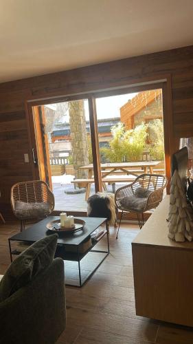 un salon avec un canapé et une table dans l'établissement Appartement Chantemerle, à Saint-Chaffrey