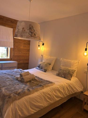 d'un lit avec un animal farci en dessus dans l'établissement Appartement Chantemerle, à Saint-Chaffrey