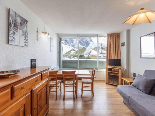 une cuisine et une salle à manger avec une table et des chaises dans l'établissement Studio 5 pers. proche pistes, balcon, casier à skis, non-fumeur - FR-1-404-81, à La Mongie