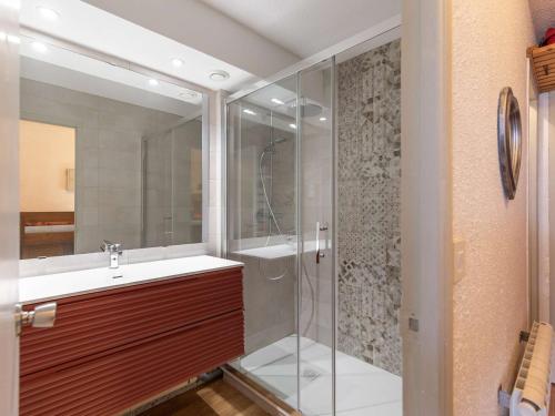 une salle de bain avec une douche en verre et un lavabo dans l'établissement Studio 5 pers. proche pistes, balcon, casier à skis, non-fumeur - FR-1-404-81, à La Mongie