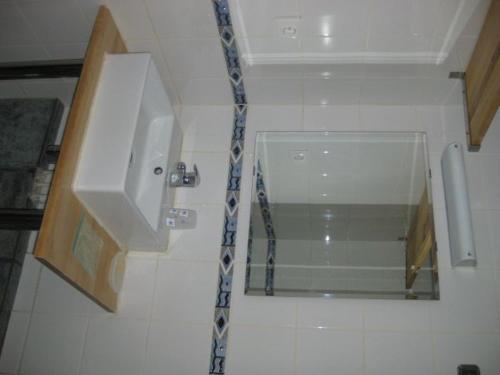 La salle de bains est pourvue d'une douche et d'une douche vitrée. dans l'établissement Appartement 6 pers – Balcon sud – Pied des pistes – La Mongie - FR-1-404-121, à La Mongie