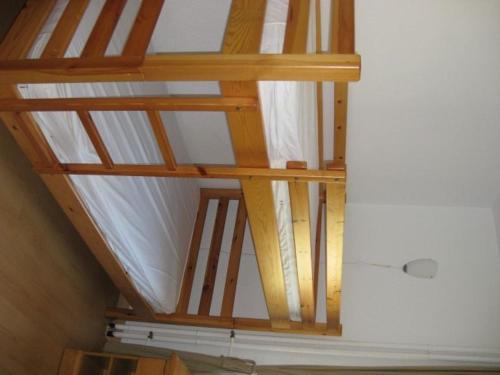 Cette chambre dispose d'un plafond en bois et d'une fenêtre. dans l'établissement Appartement 6 pers – Balcon sud – Pied des pistes – La Mongie - FR-1-404-121, à La Mongie