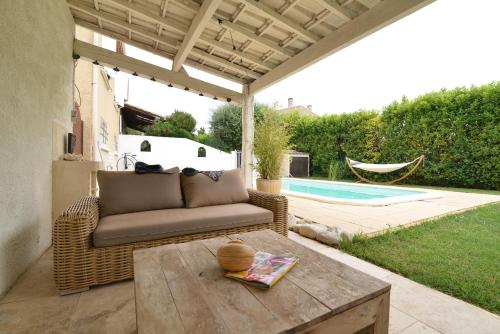 d'une terrasse avec un canapé, une table et un hamac. dans l'établissement Le Gecko, à Saint-Victor-la-Coste