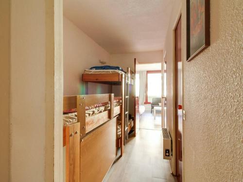 Cette petite chambre dispose de lits superposés et d'un couloir. dans l'établissement Studio cabine pour 5 à La Mongie - Proche des pistes, balcon, casier à ski - FR-1-404-128, à La Mongie
