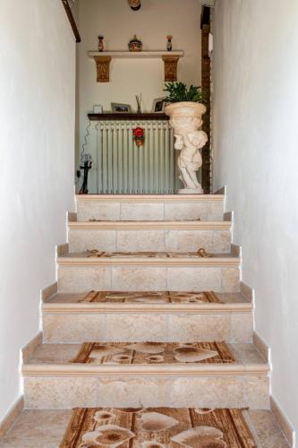 a set of stairs with a vase on top at Athena Casa Vacanze in Campello sul Clitunno