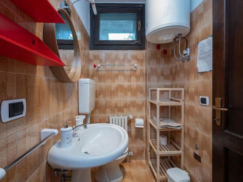 a small bathroom with a sink and a mirror at Residence Valtellina - Appartamento centrale vicino salita Baradello in Le Bratte