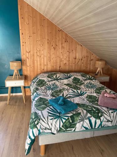 - une chambre avec un lit et une couette verte et blanche dans l'établissement Maison de vacances 8 personnes, à Équevillon
