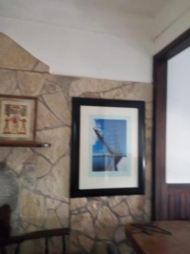 una imagen de un pájaro en una pared de piedra en casalinda, en San Pedro