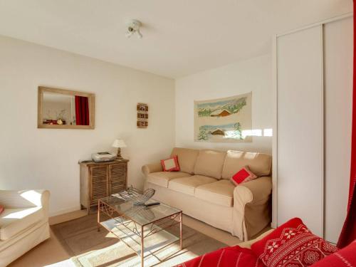 un salon avec un canapé et une table dans l'établissement Appartement 6 pers, balcon, pistes, parking couvert, centre station - FR-1-404-203, à La Mongie