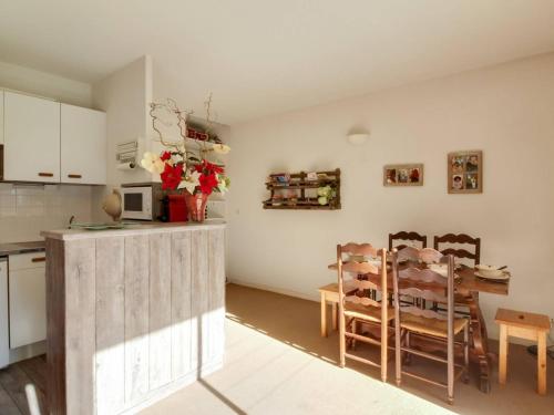 une cuisine et une salle à manger avec une table et des chaises dans l'établissement Appartement 6 pers, balcon, pistes, parking couvert, centre station - FR-1-404-203, à La Mongie